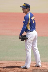 取手市役所の先発は鈴木投手。笑顔です