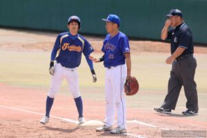 取手市役所は3回表、9番の谷口選手がヒットで出塁