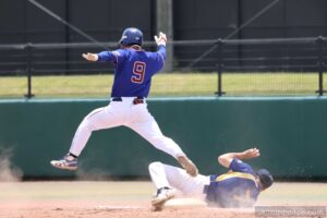 危ない!一塁手の津川選手、大丈夫そうでした。よかった