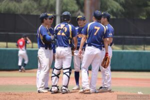 9回裏1死一、二塁。マウンドに集まる取手市役所