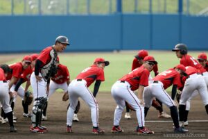 シートノック前に円陣を組む柏市役所のみなさん