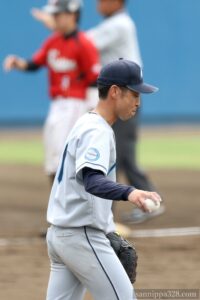 悔しそうにうつむく中川投手。まだ序盤です