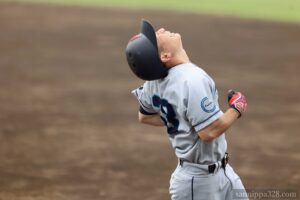遊ゴロに終わり天を仰ぐ来田選手