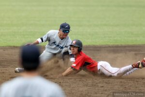 6回表、柏市役所は先頭の6番・武内選手が二塁打で出塁