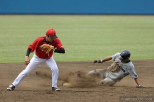 6回裏1死一塁、二盗を決めるAKIRA・古川選手