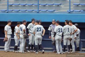 3点を追うAKIRA。ベンチ前で円陣を組みます