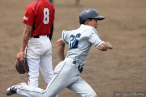 二塁走者の毛利選手が生還し1点を返します
