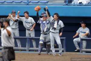 AKIRAのベンチも喜びが爆発してます