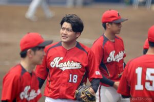 悔しそうにスコアボードを見つめる吉崎投手