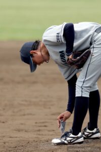 連続四死球で無死一二塁としてしまった森屋投手