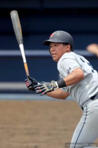 同点の8回裏、AKIRAは先頭の6番・竹谷選手が左前打