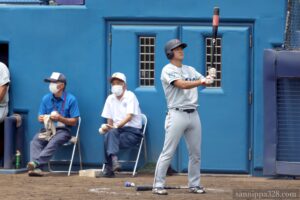 ネクストで準備をする廣岡選手