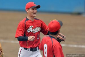 柏市役所の山崎投手は一打勝ち越しの場面をしのぎます