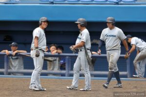 1死三塁。次打者の6番・竹谷選手(左)には笑顔も