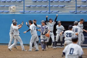 竹谷選手(左から2人目)を迎え、喜ぶAKIRAの選手たち