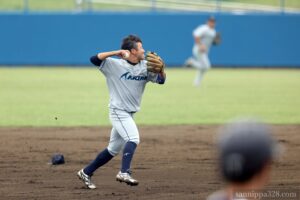 1回裏1死、AKIRA・森光選手の好プレー