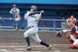 2回表、AKIRAは先頭の5番・久保田勇選手が左中間へ二塁打