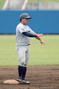 息を整える間もなく塁上でサインを出す久保田勇選手