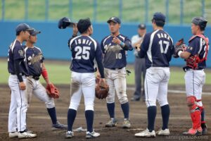 無死一三塁。マウンドに集まる習志野市役所ナイン