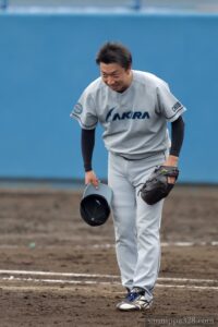 岡本選手の好守に小川投手も一礼