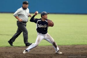 習志野市役所のショート・竹中選手も守備範囲が広い!