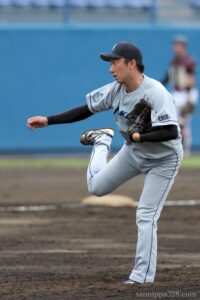 小川投手は鉄壁な守備にも助けられ、凡打の山を築きます