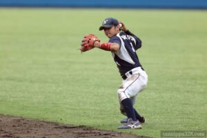習志野市役所もいい守備が続きます。セカンドの鈴木選手