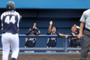 盛り上がる習志野市役所ベンチ