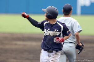 勝負強い一打。ガッツポーズする竹中選手