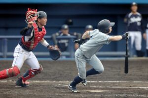 老平選手が犠打成功。1死二塁