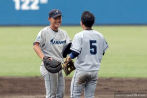 森光選手の帽子を拾い渡す古川選手も笑顔です